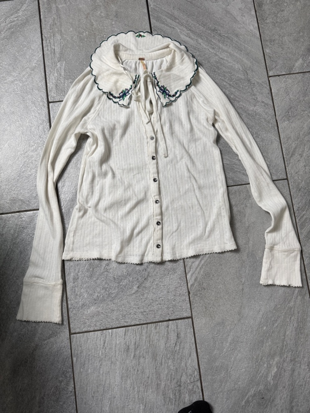 White Button-Up Knit Top with Embroidered Peter Pan Collar - Picture 5 of 5
